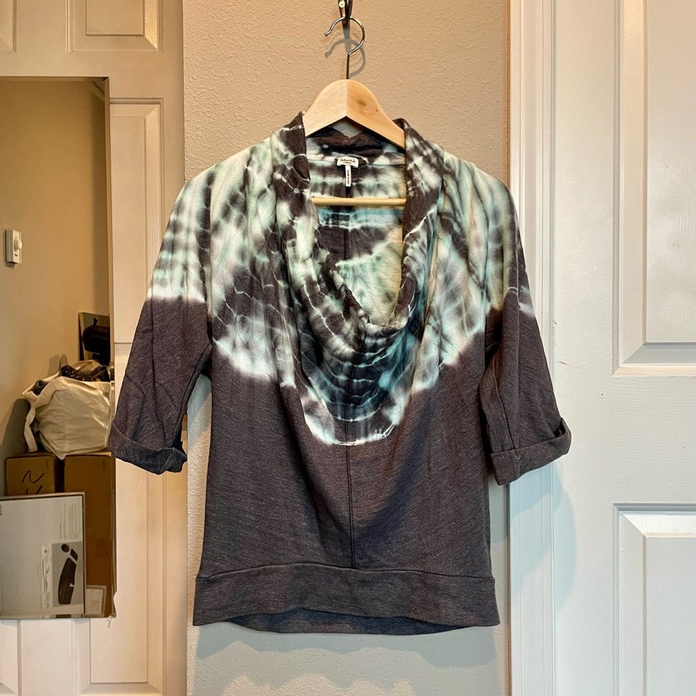 Splendid 3/4 sleeve tie dye sweatshirt with cowl neck